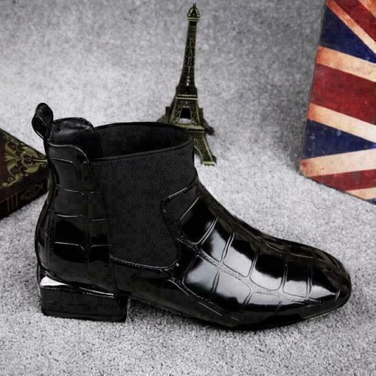 Side view of the glossy black croc-effect boot with elastic gusset, square toe and low block heel 2