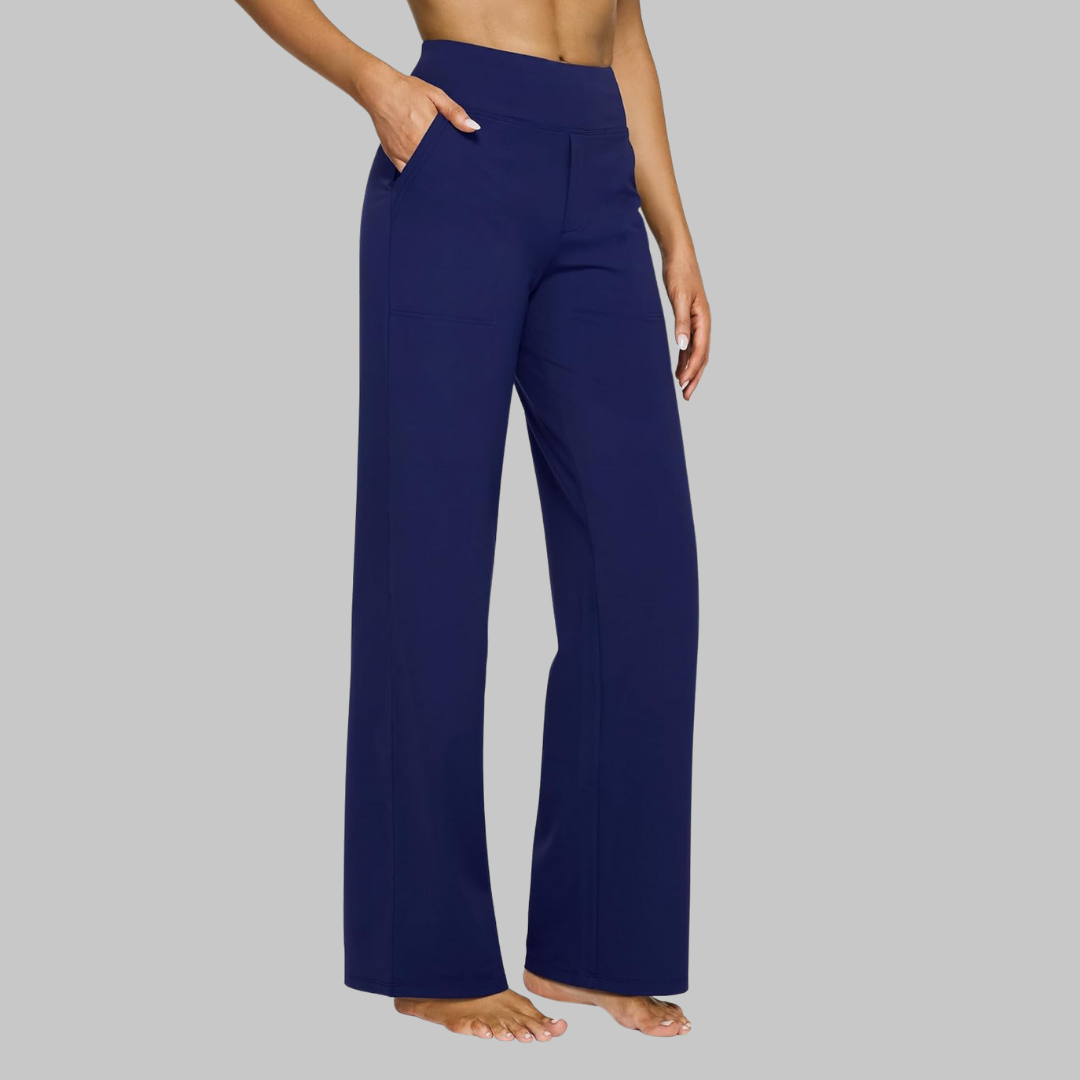 Side view of the high-waist straight-leg trousers in navy blue, worn by a barefoot model with a hand in the pocket. 12