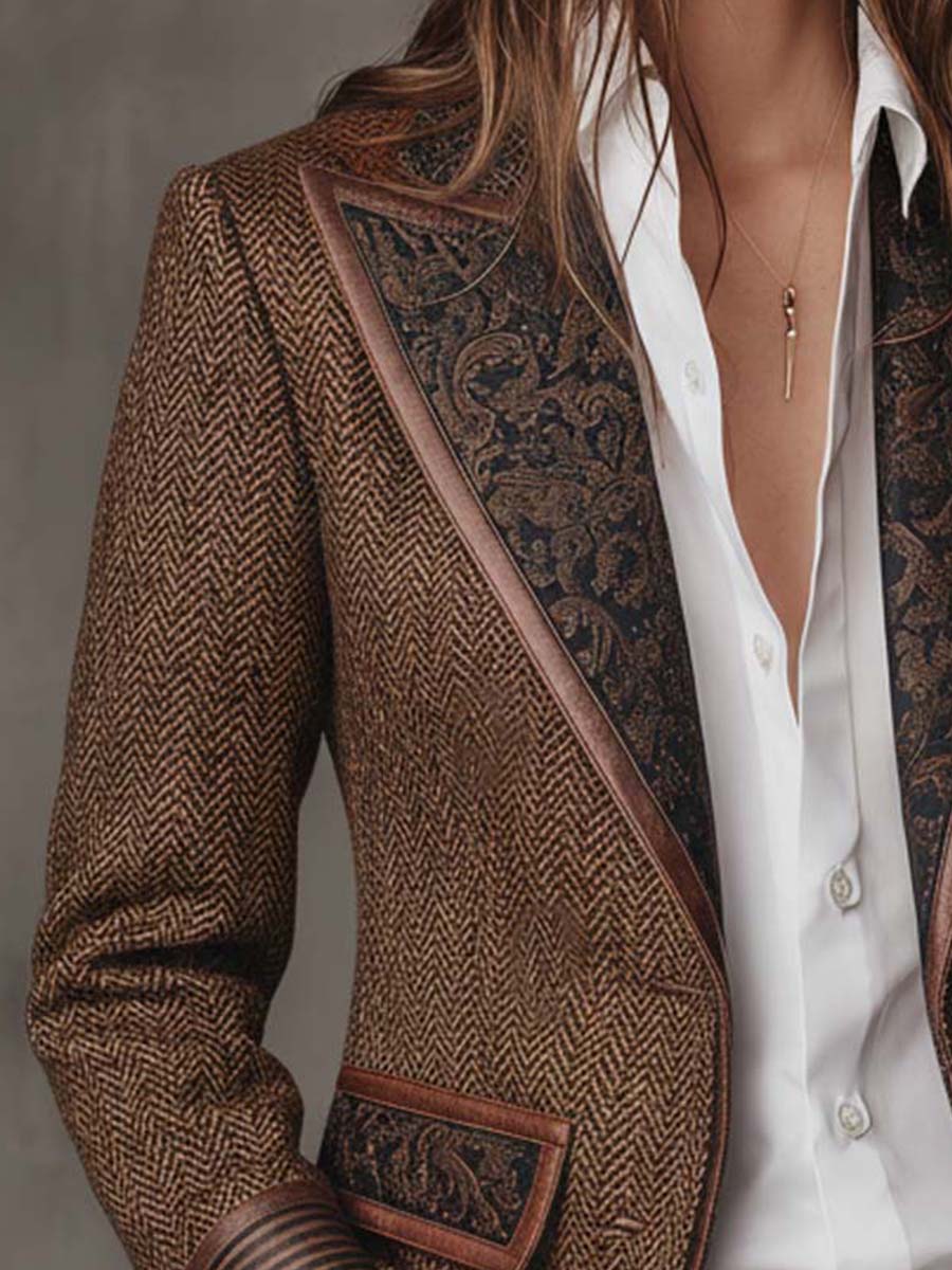 Close-up of the paisley-patterned lapel with leather-look edging and the herringbone weave on the shoulder 5