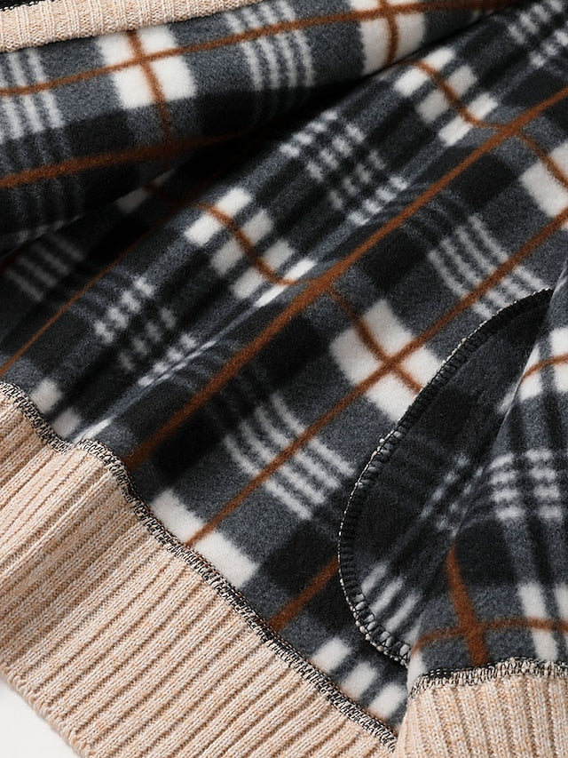 Close-up of the inner lining of the beige cardigan, a soft fleece in black, white and brown check, with a ribbed hem. 7