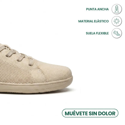 Close-up of the wide toe of a beige trainer beside a Spanish infographic on toe room, stretch fabric and flexible sole. 5
