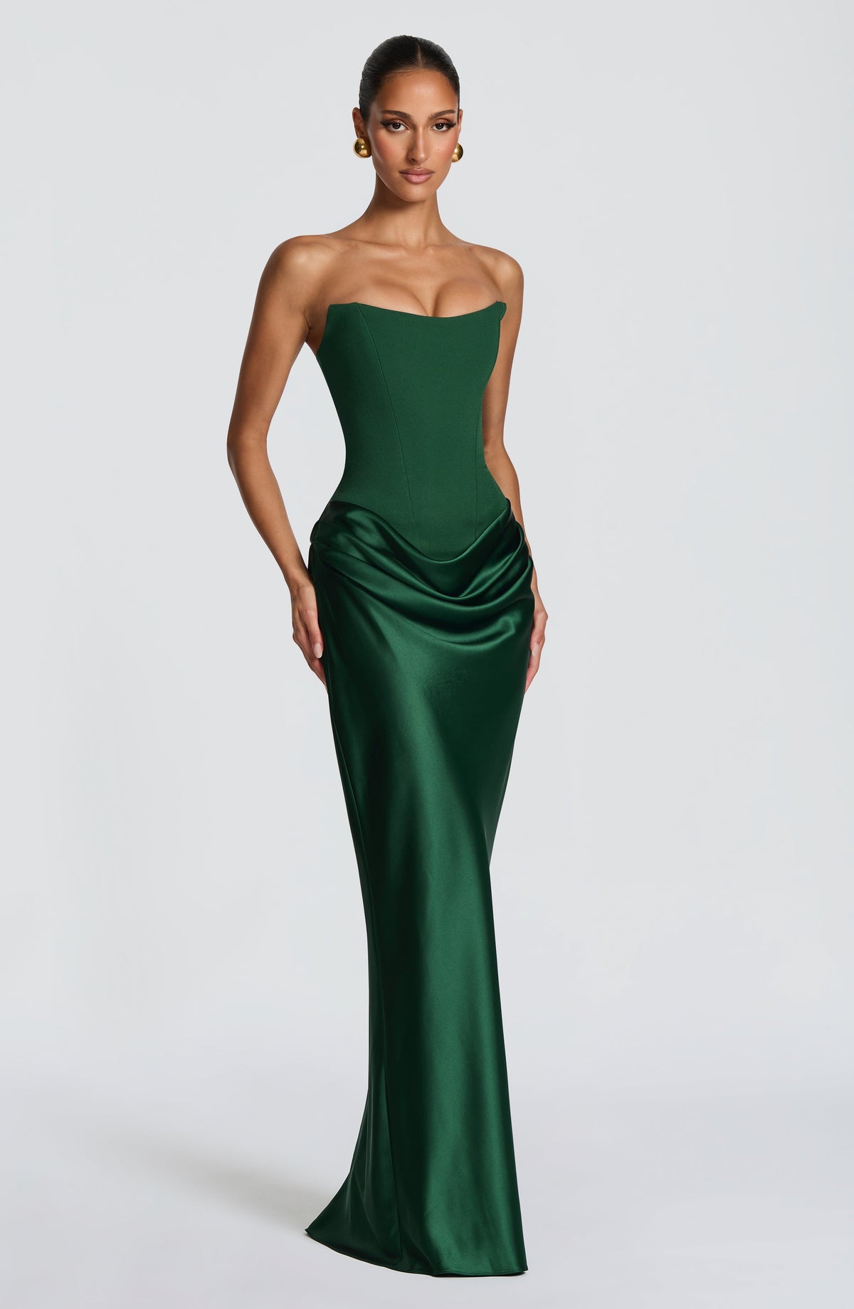 Three-quarter view of the emerald green strapless dress with fitted satin skirt 32